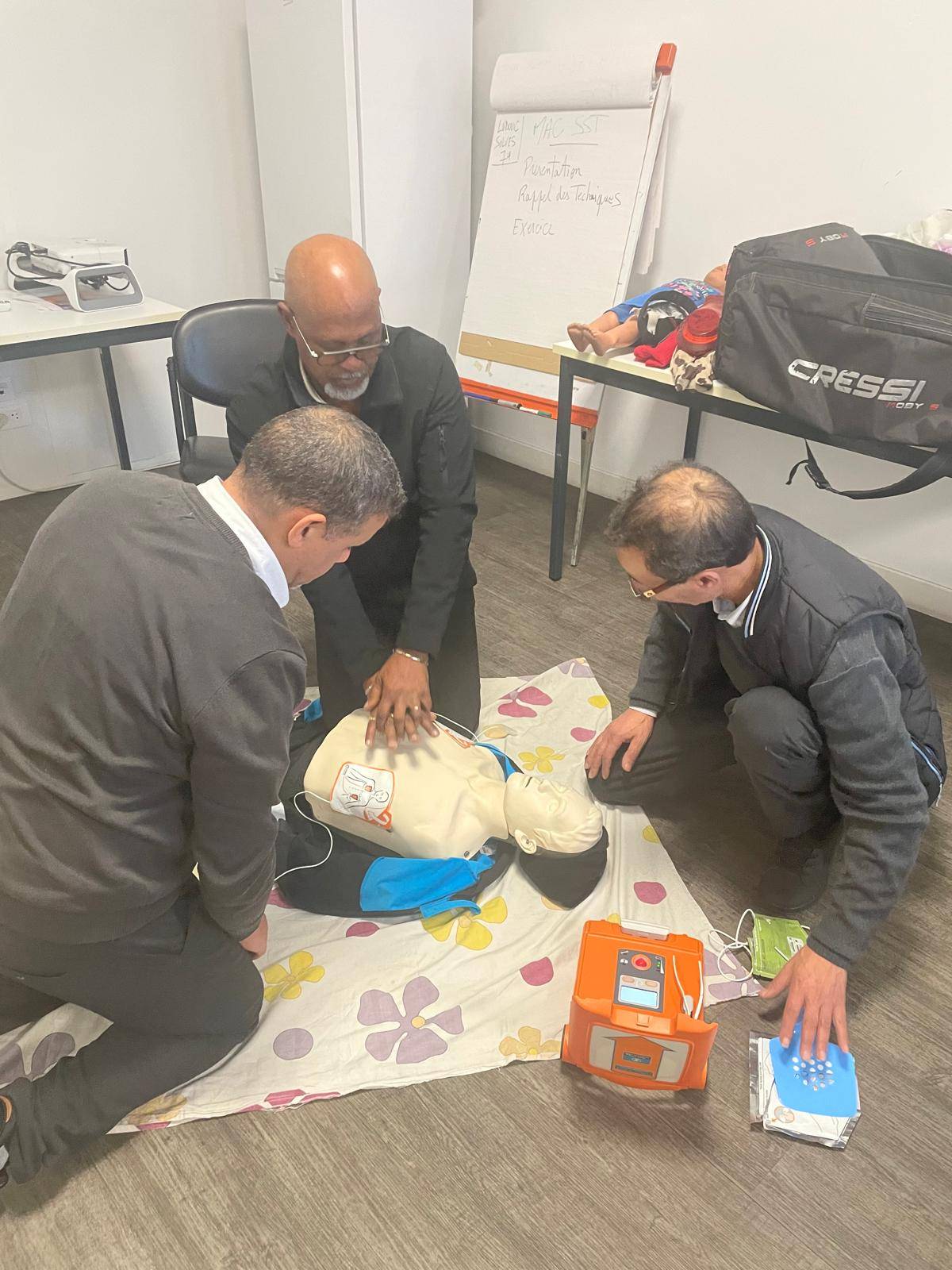 Apprendre à utiliser un défibrillateur lors d’une formation secourisme pratique animée par formateur agréé Poissy 78300 dans les Yvelines