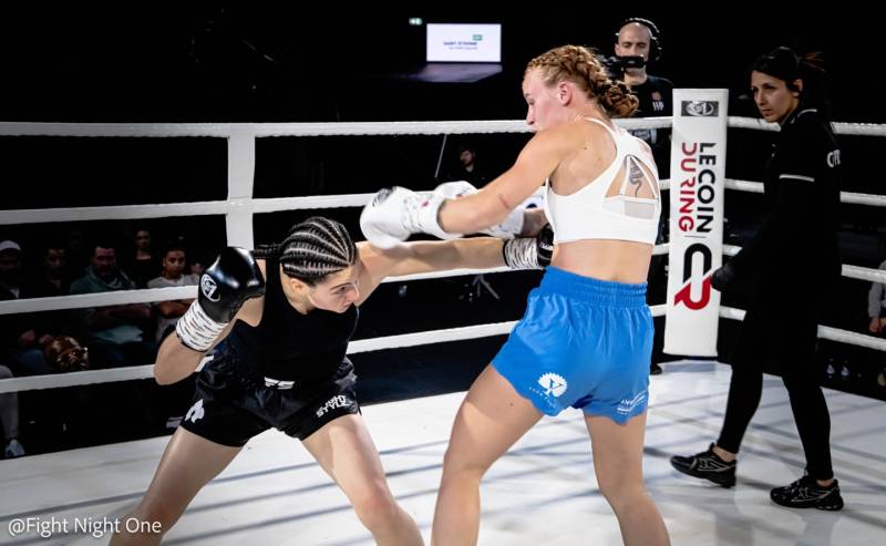 Engagement total dans l’échange : Lou Solvès impose son rythme face à la n°5 mondiale dans un combat de très haut niveau.